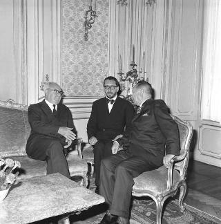 Fernando Lopez, Vice Presidente della Repubblica delle Filippine, con B. A. Umayan, ambasciatore filippino a Roma