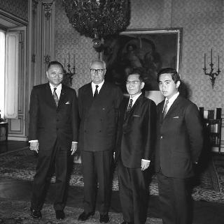 Fernando Lopez, Vice Presidente della Repubblica delle Filippine, con B. A. Umayan, ambasciatore filippino a Roma