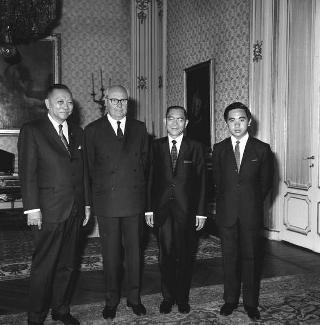 Fernando Lopez, Vice Presidente della Repubblica delle Filippine, con B. A. Umayan, ambasciatore filippino a Roma