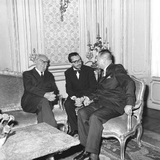 Fernando Lopez, Vice Presidente della Repubblica delle Filippine, con B. A. Umayan, ambasciatore filippino a Roma