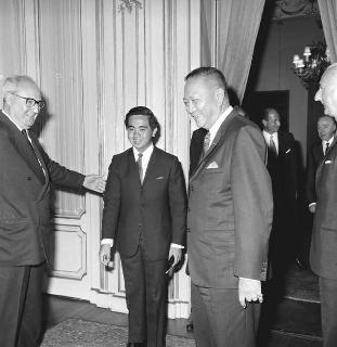 Fernando Lopez, Vice Presidente della Repubblica delle Filippine, con B. A. Umayan, ambasciatore filippino a Roma