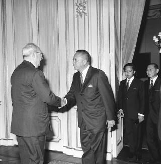 Fernando Lopez, Vice Presidente della Repubblica delle Filippine, con B. A. Umayan, ambasciatore filippino a Roma