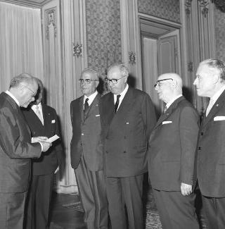 Beniamino Segre, vice Presidente dell'Accademia nazionale dei Lincei, con una delegazione di soci