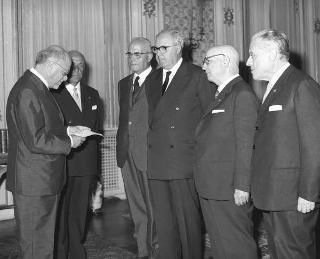Beniamino Segre, vice Presidente dell'Accademia nazionale dei Lincei, con una delegazione di soci