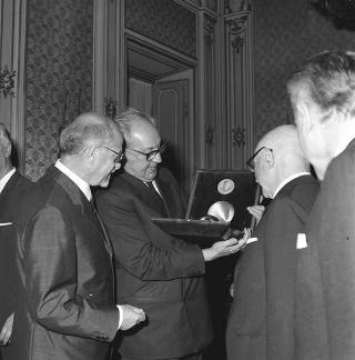 Beniamino Segre, vice Presidente dell'Accademia nazionale dei Lincei, con una delegazione di soci