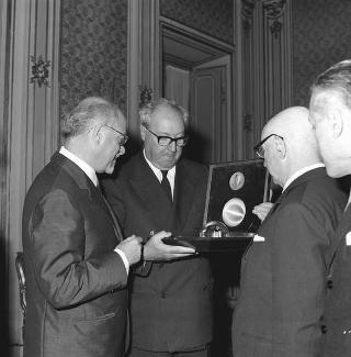 Beniamino Segre, vice Presidente dell'Accademia nazionale dei Lincei, con una delegazione di soci
