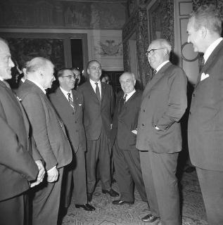 Amintore Fanfani, Ministro degli esteri, con il Sottosegretario Giorgio Oliva e una delegazione del Comitato consultivo degli italiani all'estero