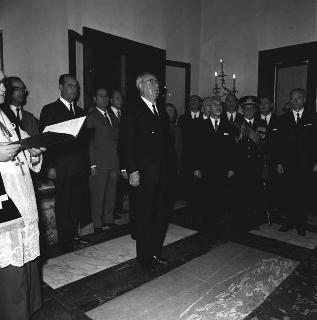 Il Presidente della Repubblica Giuseppe Saragat depone una corona di alloro sulla lapide dei caduti dell'Amministrazione del Quirinale