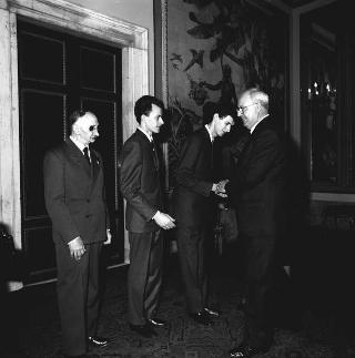 Giulio Andreotti, Presidente del Comitato per l'assegnazione del "Premio Medaglia d'Oro", con il Comitato del Premio e i familiari di Roaldo Piva, alla cui memoria è assegnato il premio per il 1967