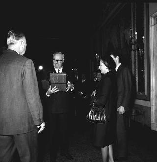 Giulio Andreotti, Presidente del Comitato per l'assegnazione del "Premio Medaglia d'Oro", con il Comitato del Premio e i familiari di Roaldo Piva, alla cui memoria è assegnato il premio per il 1967