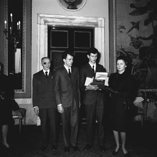 Giulio Andreotti, Presidente del Comitato per l'assegnazione del "Premio Medaglia d'Oro", con il Comitato del Premio e i familiari di Roaldo Piva, alla cui memoria è assegnato il premio per il 1967