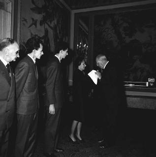 Giulio Andreotti, Presidente del Comitato per l'assegnazione del &quot;Premio Medaglia d'Oro&quot;, con il Comitato del Premio e i familiari di Roaldo Piva, alla cui memoria è assegnato il premio per il 1967