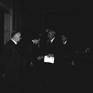 Giulio Andreotti, Presidente del Comitato per l'assegnazione del "Premio Medaglia d'Oro", con il Comitato del Premio e i familiari di Roaldo Piva, alla cui memoria è assegnato il premio per il 1967