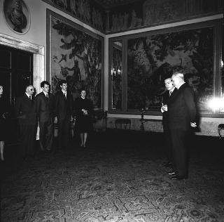 Giulio Andreotti, Presidente del Comitato per l'assegnazione del "Premio Medaglia d'Oro", con il Comitato del Premio e i familiari di Roaldo Piva, alla cui memoria è assegnato il premio per il 1967