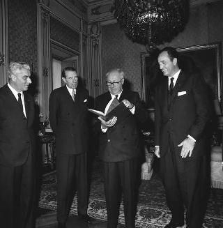 Jonkheer Van Vredenburch, ambasciatore dei Paesi Bassi, con l'avv. Mario Valeri Manera e una delegazione del Rotary Club di Venezia, per presentare uno studio degli olandesi sulla laguna