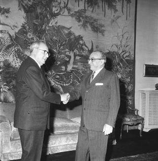 Il Senanore Cesare Merzagora, ex Presidente del Senato saluta il Presidente Saragat durante la sua visita di congedo
