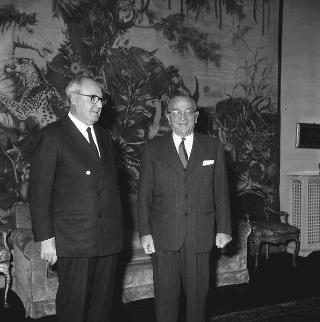Il Senanore Cesare Merzagora, ex Presidente del Senato saluta il Presidente Saragat durante la sua visita di congedo