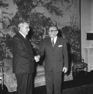 Il Senanore Cesare Merzagora, ex Presidente del Senato saluta il Presidente Saragat durante la sua visita di congedo