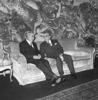 Il Senanore Cesare Merzagora, ex Presidente del Senato saluta il Presidente Saragat durante la sua visita di congedo