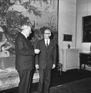 Il Presidente della Repubblica Giuseppe Saragat saluta il Senatore Ennio Zelioli Lanzini, nuovo Presidente del Senato