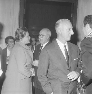 Achille Corona, Ministro del turismo e spettacolo, con Gaetano Turilli, Presidente della Federazione delle associazioni italiane alberghi e turismo e una delegazione della Federazione