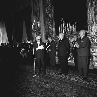 Achille Corona, Ministro del turismo e spettacolo, con Gaetano Turilli, Presidente della Federazione delle associazioni italiane alberghi e turismo e una delegazione della Federazione