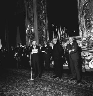 Achille Corona, Ministro del turismo e spettacolo, con Gaetano Turilli, Presidente della Federazione delle associazioni italiane alberghi e turismo e una delegazione della Federazione