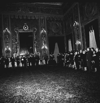 Achille Corona, Ministro del turismo e spettacolo, con Gaetano Turilli, Presidente della Federazione delle associazioni italiane alberghi e turismo e una delegazione della Federazione