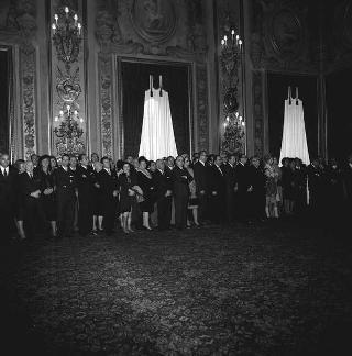 Achille Corona, Ministro del turismo e spettacolo, con Gaetano Turilli, Presidente della Federazione delle associazioni italiane alberghi e turismo e una delegazione della Federazione