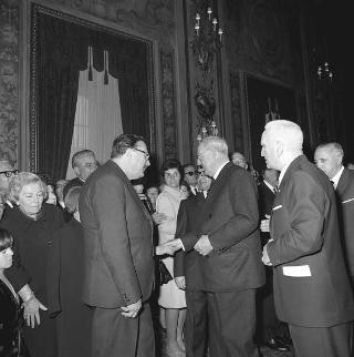 Achille Corona, Ministro del turismo e spettacolo, con Gaetano Turilli, Presidente della Federazione delle associazioni italiane alberghi e turismo e una delegazione della Federazione