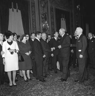 Achille Corona, Ministro del turismo e spettacolo, con Gaetano Turilli, Presidente della Federazione delle associazioni italiane alberghi e turismo e una delegazione della Federazione