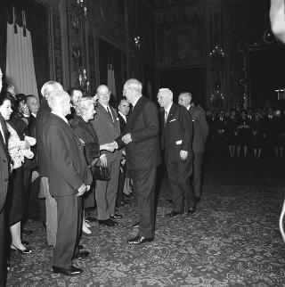 Achille Corona, Ministro del turismo e spettacolo, con Gaetano Turilli, Presidente della Federazione delle associazioni italiane alberghi e turismo e una delegazione della Federazione