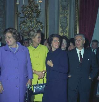 Achille Corona, Ministro del turismo e spettacolo, con Gaetano Turilli, Presidente della Federazione delle associazioni italiane alberghi e turismo e una delegazione della Federazione