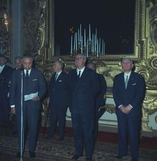 Achille Corona, Ministro del turismo e spettacolo, con Gaetano Turilli, Presidente della Federazione delle associazioni italiane alberghi e turismo e una delegazione della Federazione