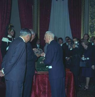 Achille Corona, Ministro del turismo e spettacolo, con Gaetano Turilli, Presidente della Federazione delle associazioni italiane alberghi e turismo e una delegazione della Federazione