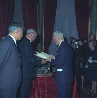 Achille Corona, Ministro del turismo e spettacolo, con Gaetano Turilli, Presidente della Federazione delle associazioni italiane alberghi e turismo e una delegazione della Federazione