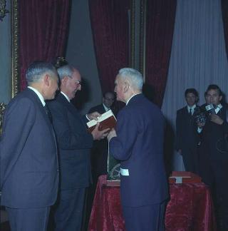 Achille Corona, Ministro del turismo e spettacolo, con Gaetano Turilli, Presidente della Federazione delle associazioni italiane alberghi e turismo e una delegazione della Federazione