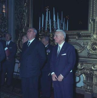 Achille Corona, Ministro del turismo e spettacolo, con Gaetano Turilli, Presidente della Federazione delle associazioni italiane alberghi e turismo e una delegazione della Federazione