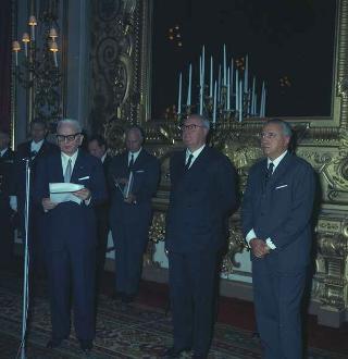 Achille Corona, Ministro del turismo e spettacolo, con Gaetano Turilli, Presidente della Federazione delle associazioni italiane alberghi e turismo e una delegazione della Federazione