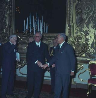 Achille Corona, Ministro del turismo e spettacolo, con Gaetano Turilli, Presidente della Federazione delle associazioni italiane alberghi e turismo e una delegazione della Federazione