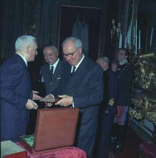 Achille Corona, Ministro del turismo e spettacolo, con Gaetano Turilli, Presidente della Federazione delle associazioni italiane alberghi e turismo e una delegazione della Federazione