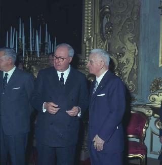 Achille Corona, Ministro del turismo e spettacolo, con Gaetano Turilli, Presidente della Federazione delle associazioni italiane alberghi e turismo e una delegazione della Federazione