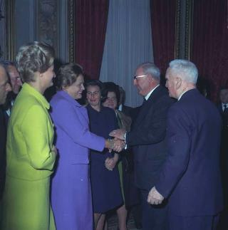 Achille Corona, Ministro del turismo e spettacolo, con Gaetano Turilli, Presidente della Federazione delle associazioni italiane alberghi e turismo e una delegazione della Federazione
