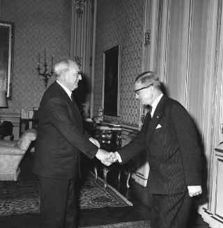 Jean Rey, Presidente della Commissione delle Comunità economiche europee, con il Ministro degli esteri Amintore Fanfani, gli ambasciatori Guido Colonna di Paliano e Giorgio Bombassei, Edoardo Martino e il prof. Levi Sandri Lionello