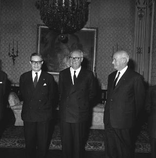 Jean Rey, Presidente della Commissione delle Comunità economiche europee, con il Ministro degli esteri Amintore Fanfani, gli ambasciatori Guido Colonna di Paliano e Giorgio Bombassei, Edoardo Martino e il prof. Levi Sandri Lionello