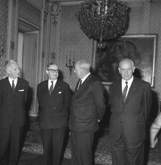 Jean Rey, Presidente della Commissione delle Comunità economiche europee, con il Ministro degli esteri Amintore Fanfani, gli ambasciatori Guido Colonna di Paliano e Giorgio Bombassei, Edoardo Martino e il prof. Levi Sandri Lionello