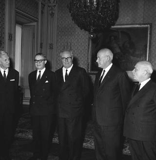 Jean Rey, Presidente della Commissione delle Comunità economiche europee, con il Ministro degli esteri Amintore Fanfani, gli ambasciatori Guido Colonna di Paliano e Giorgio Bombassei, Edoardo Martino e il prof. Levi Sandri Lionello