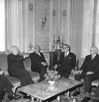 Jean Rey, Presidente della Commissione delle Comunità economiche europee, con il Ministro degli esteri Amintore Fanfani, gli ambasciatori Guido Colonna di Paliano e Giorgio Bombassei, Edoardo Martino e il prof. Levi Sandri Lionello
