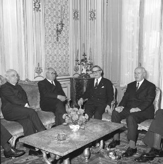 Jean Rey, Presidente della Commissione delle Comunità economiche europee, con il Ministro degli esteri Amintore Fanfani, gli ambasciatori Guido Colonna di Paliano e Giorgio Bombassei, Edoardo Martino e il prof. Levi Sandri Lionello