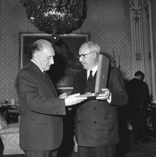 Piero Bargellini, per ricevere l'insegna di Cavaliere di Gran Croce